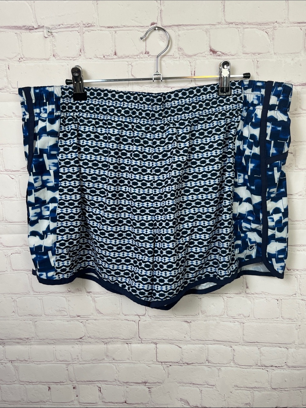 GapFit gStride Shorts in Blue Boho Multi Print Size XL